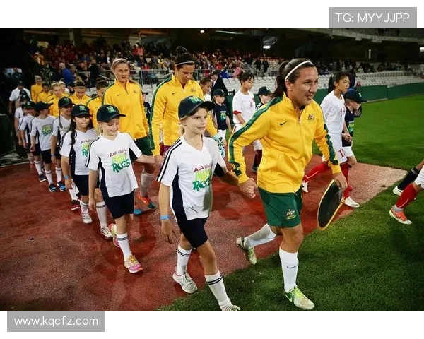 全球足球巨星风采揭秘：那些改变历史的传奇人物与他们的故事